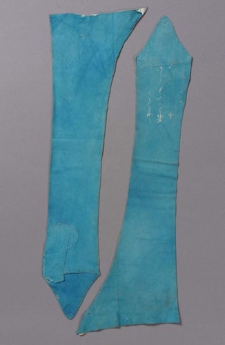Pair of mitts – Leather, embroidery, Boston Museum of Fine Arts.