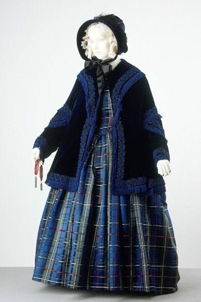 1845, printed silk satin English dress, V&A Museum