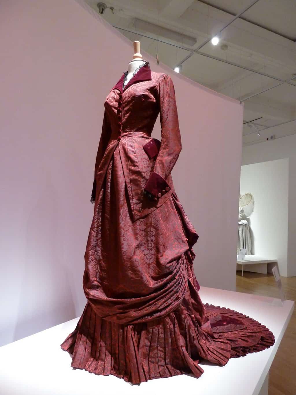 The Portrait of a Lady (1996) - Isabel - red damask & velvet