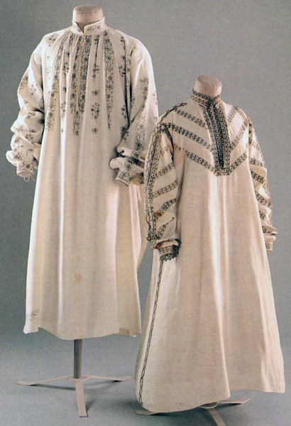 Left, man's shirt c. 1580-1590. Right, woman's shirt c. 1610. Fashion Museum of Bath, U.K.