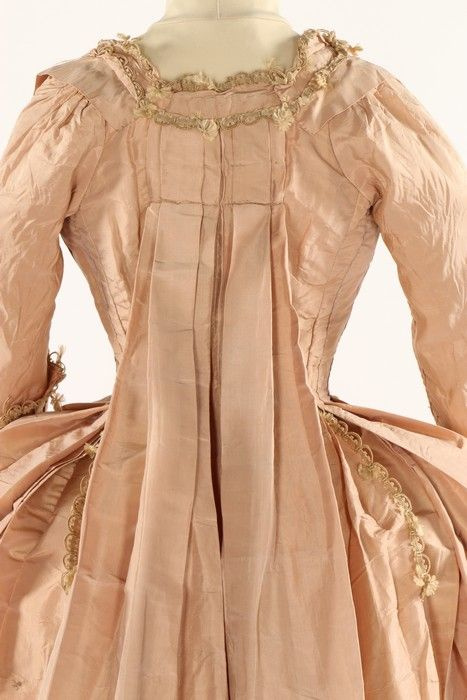 Robe à la française, 1770′s From Kerry Taylor Auctions(back detail)