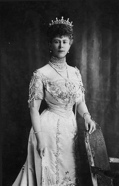 Mary of Teck, queen of the United Kingdom, 1911, via Wikimedia Commons.