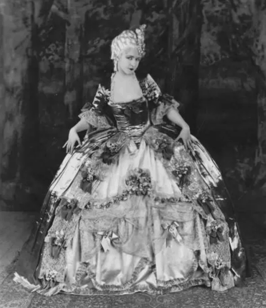 1927 Madame Pompadour
