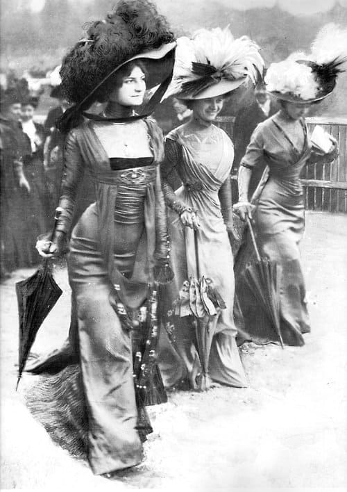 Ladies_at_Longchamp_1908