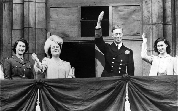 1945 - George VI & family. Photo by Associated Press.